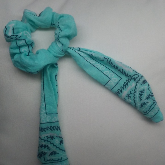 HANDMADE BOW SCRUNCHIE! - Picture 6 of 8